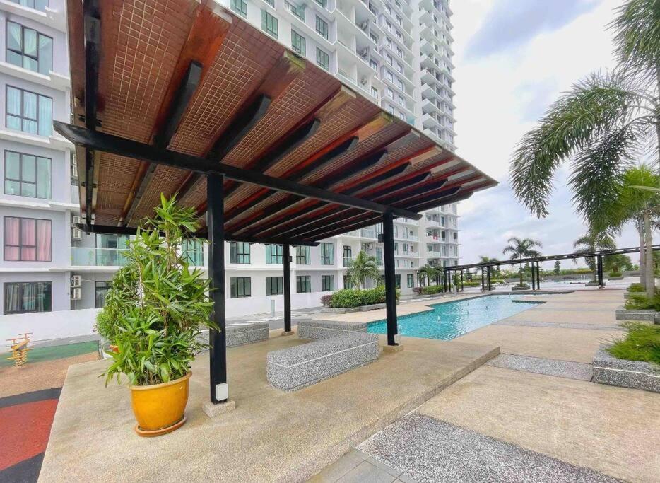 Paradigm Mall The Platino 3 Bedroom *